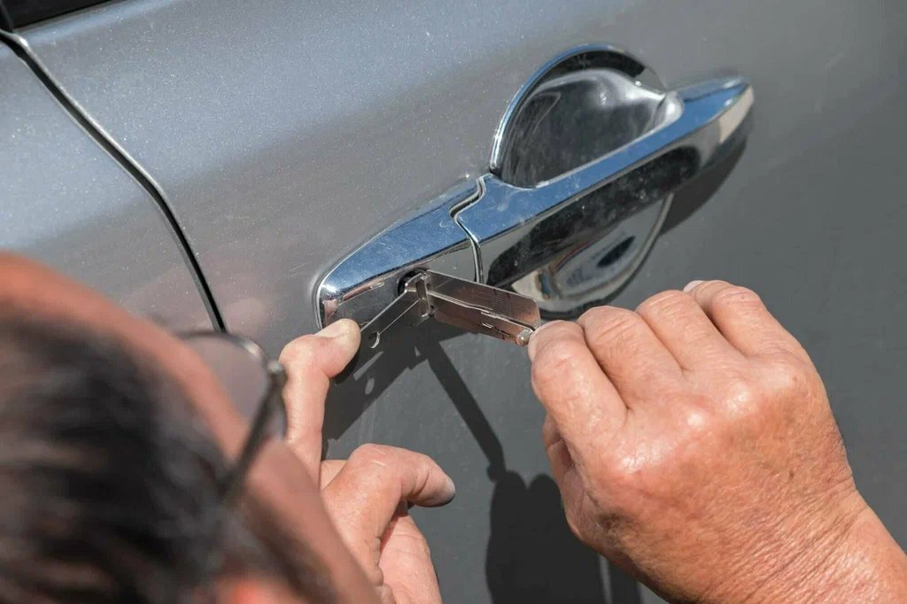 Professional JPR Locksmith providing car key replacement Minneapolis MN